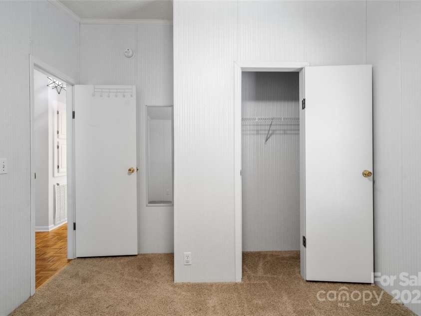 3 Double Oaks Drive, Asheville, NC 28805.  MLS# CAR4260615, YatesRealty ID 14550. 