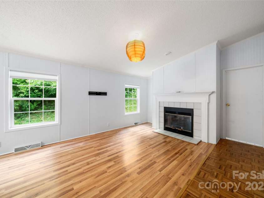 3 Double Oaks Drive, Asheville, NC 28805.  MLS# CAR4260615, YatesRealty ID 14550. 