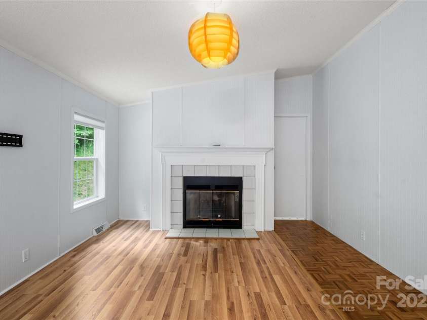 3 Double Oaks Drive, Asheville, NC 28805.  MLS# CAR4260615, YatesRealty ID 14550. 