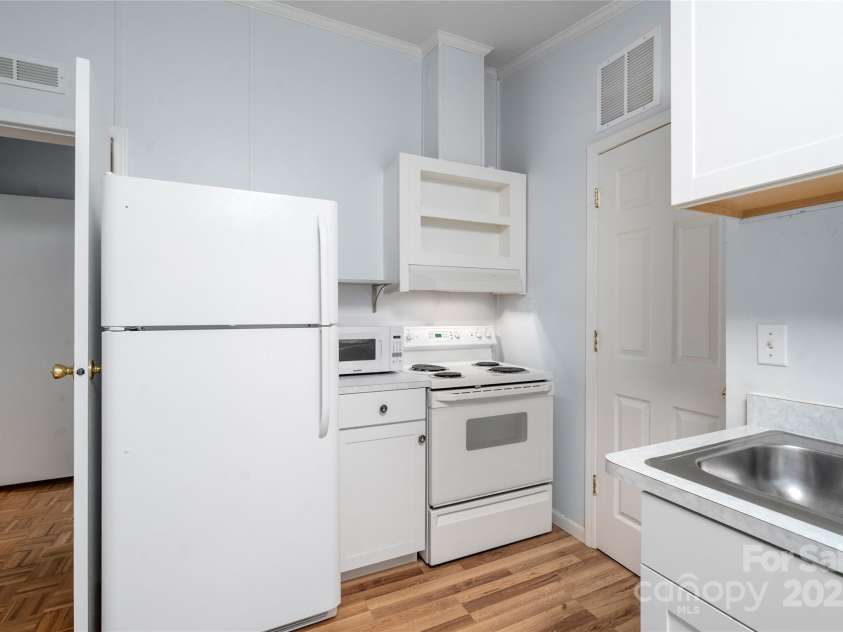 3 Double Oaks Drive, Asheville, NC 28805.  MLS# CAR4260615, YatesRealty ID 14550. 