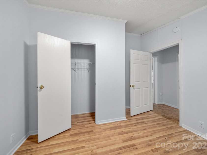 3 Double Oaks Drive, Asheville, NC 28805.  MLS# CAR4260615, YatesRealty ID 14550. 