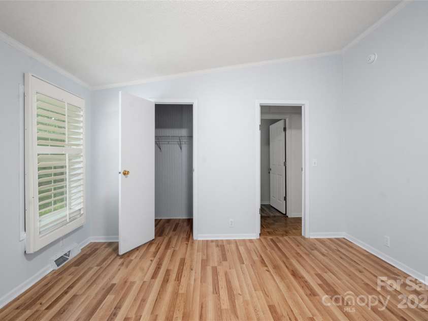 3 Double Oaks Drive, Asheville, NC 28805.  MLS# CAR4260615, YatesRealty ID 14550. 