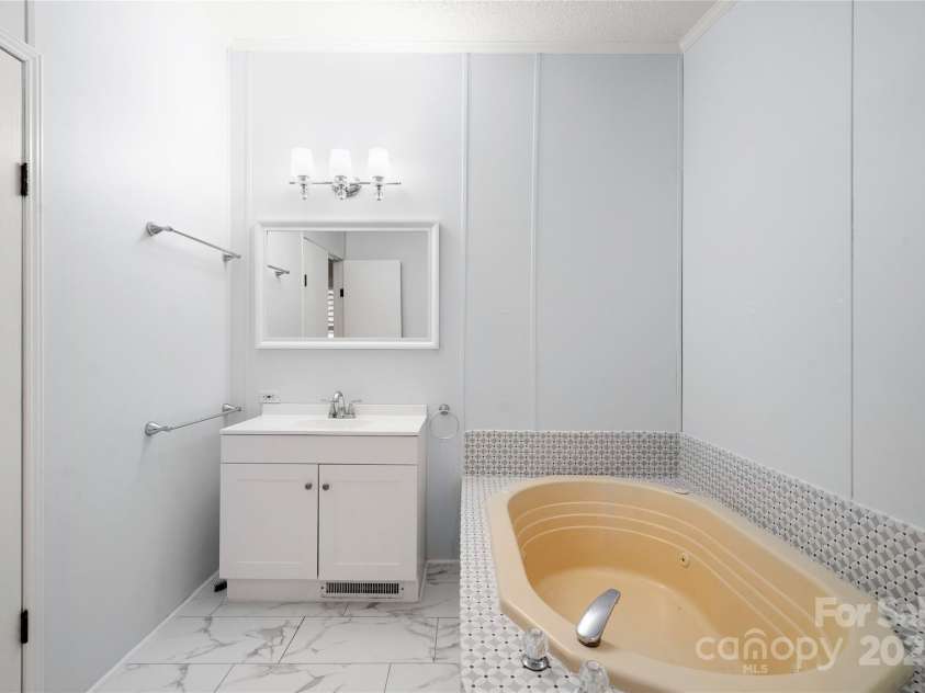 3 Double Oaks Drive, Asheville, NC 28805.  MLS# CAR4260615, YatesRealty ID 14550. 