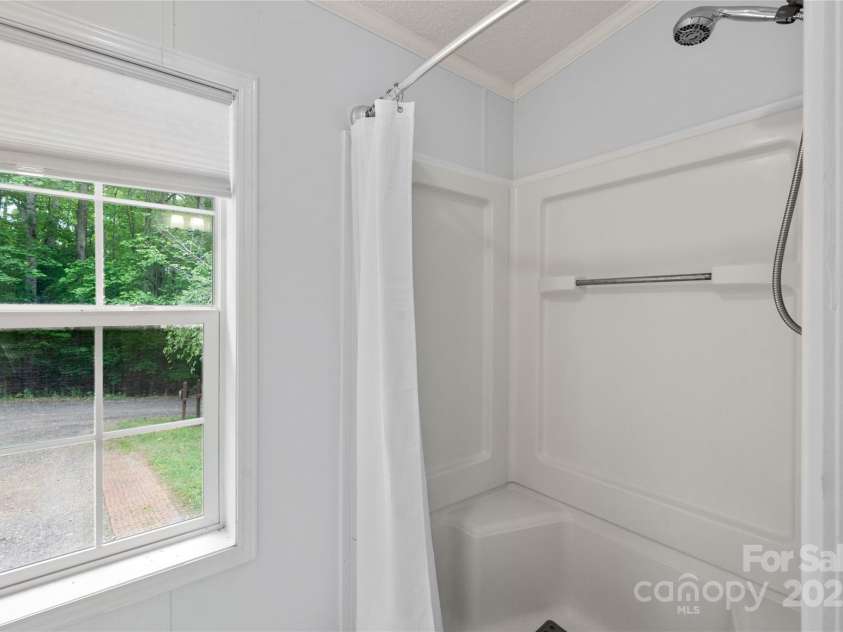 3 Double Oaks Drive, Asheville, NC 28805.  MLS# CAR4260615, YatesRealty ID 14550. 