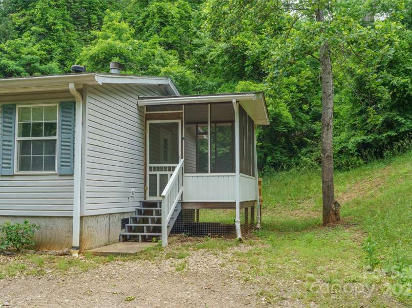 3 Double Oaks Drive, Asheville, NC 28805.  MLS# CAR4260615, YatesRealty ID 14550. 