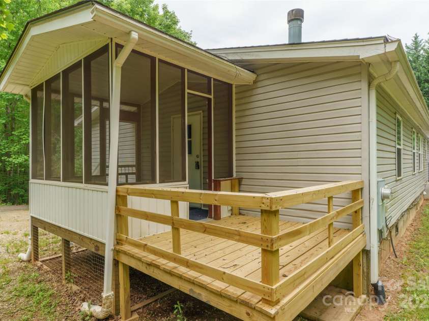 3 Double Oaks Drive, Asheville, NC 28805.  MLS# CAR4260615, YatesRealty ID 14550. 