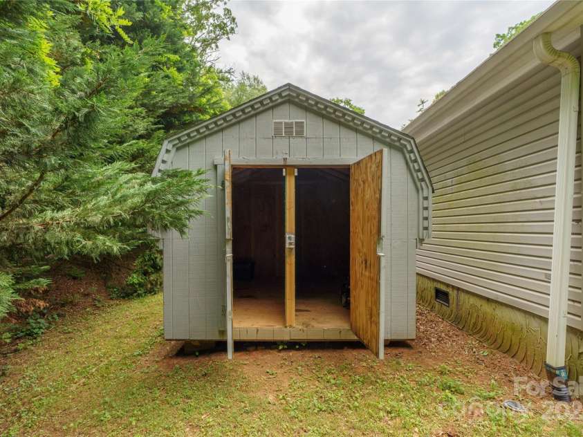 3 Double Oaks Drive, Asheville, NC 28805.  MLS# CAR4260615, YatesRealty ID 14550. 