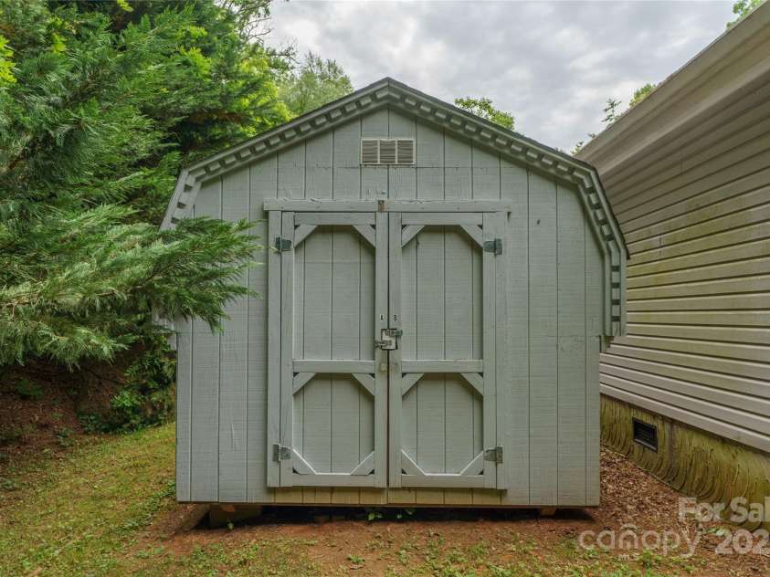 3 Double Oaks Drive, Asheville, NC 28805.  MLS# CAR4260615, YatesRealty ID 14550. 