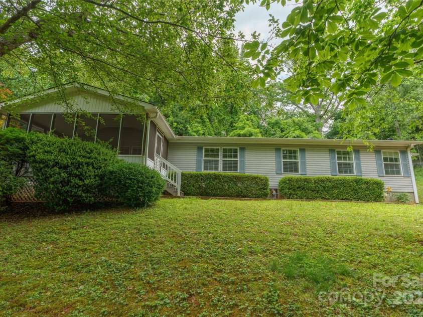 3 Double Oaks Drive, Asheville, NC 28805.  MLS# CAR4260615, YatesRealty ID 14550. 