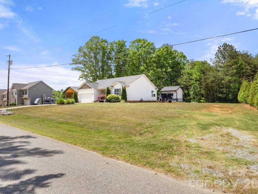 7172 Rolling Hills Drive, Sherrills Ford, NC 28673.  MLS# CAR4371781, YatesRealty ID 14550. 