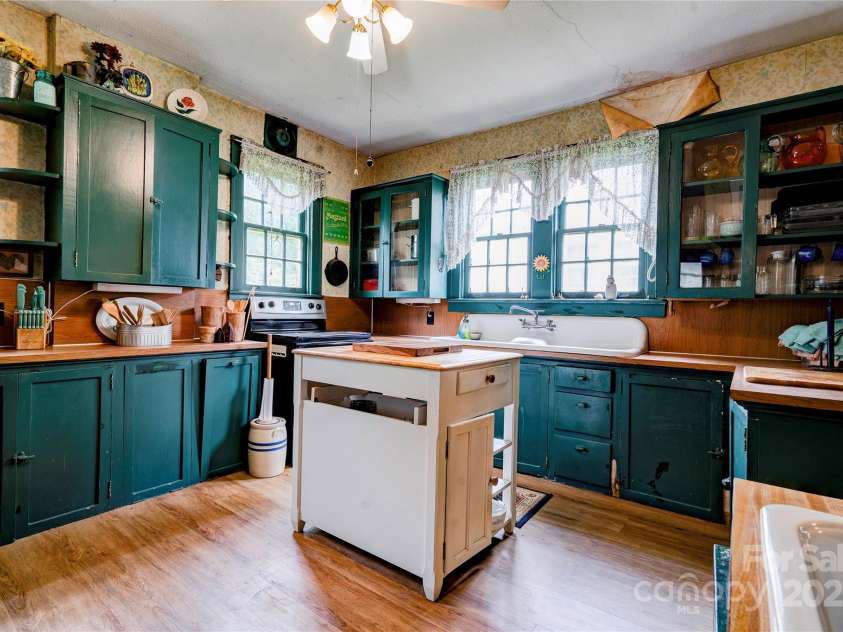 611 Marion Street, Shelby, NC 28150.  MLS# CAR4260819, YatesRealty ID 14552. 