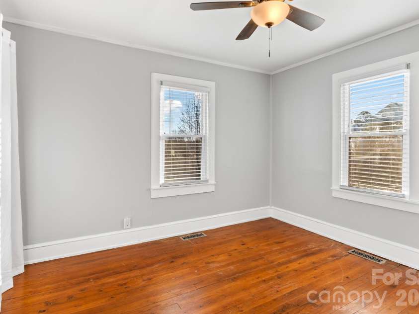 60 Shiloh Road, Asheville, NC 28803.  MLS# CAR4373217, YatesRealty ID 14554. 