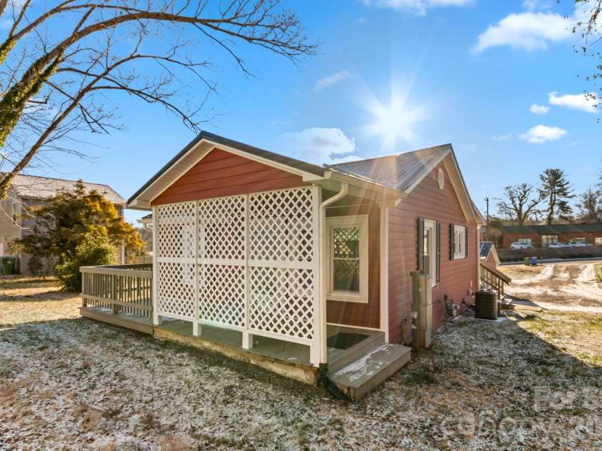 60 Shiloh Road, Asheville, NC 28803.  MLS# CAR4373217, YatesRealty ID 14554. 