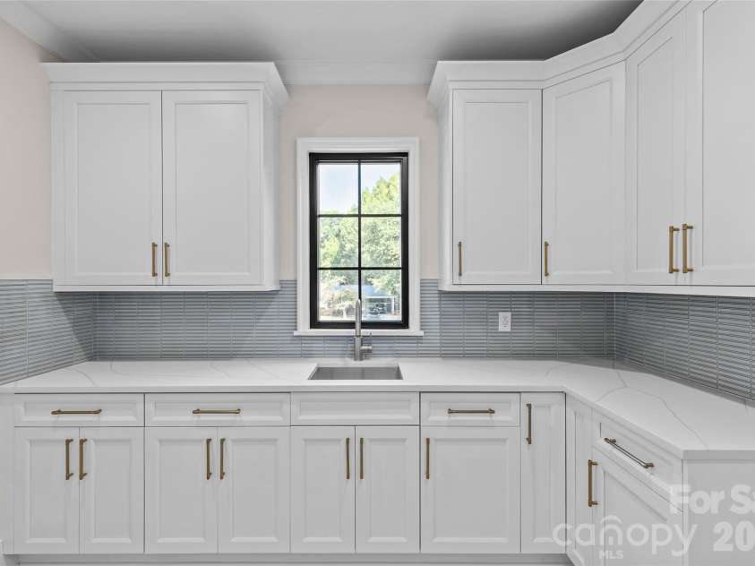 1321 Ferncliff Road, Charlotte, NC 28211.  MLS# CAR4365033, YatesRealty ID 14555. Second Floor Laundry