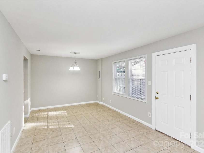 9464 Lexington Circle, Charlotte, NC 28213.  MLS# CAR4260506, YatesRealty ID 14557. Dining /  Flex Space