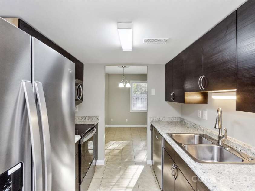 9464 Lexington Circle, Charlotte, NC 28213.  MLS# CAR4260506, YatesRealty ID 14557. Kitchen