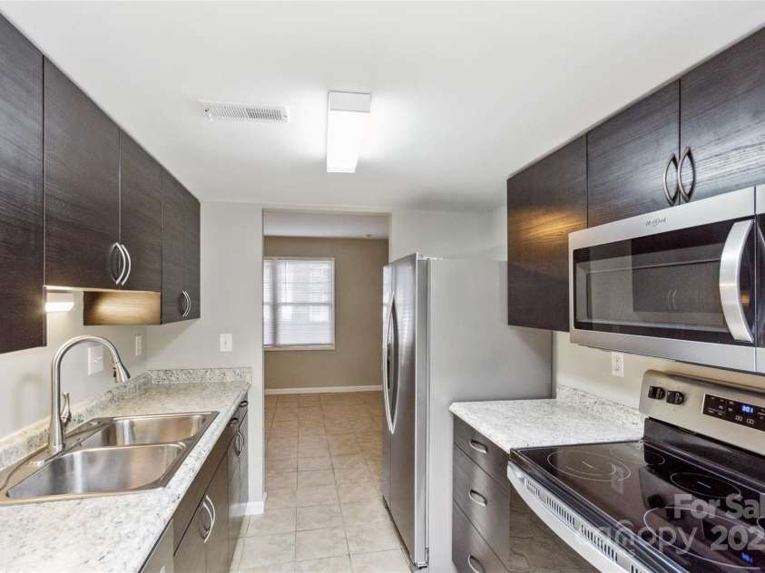 9464 Lexington Circle, Charlotte, NC 28213.  MLS# CAR4260506, YatesRealty ID 14557. Kitchen