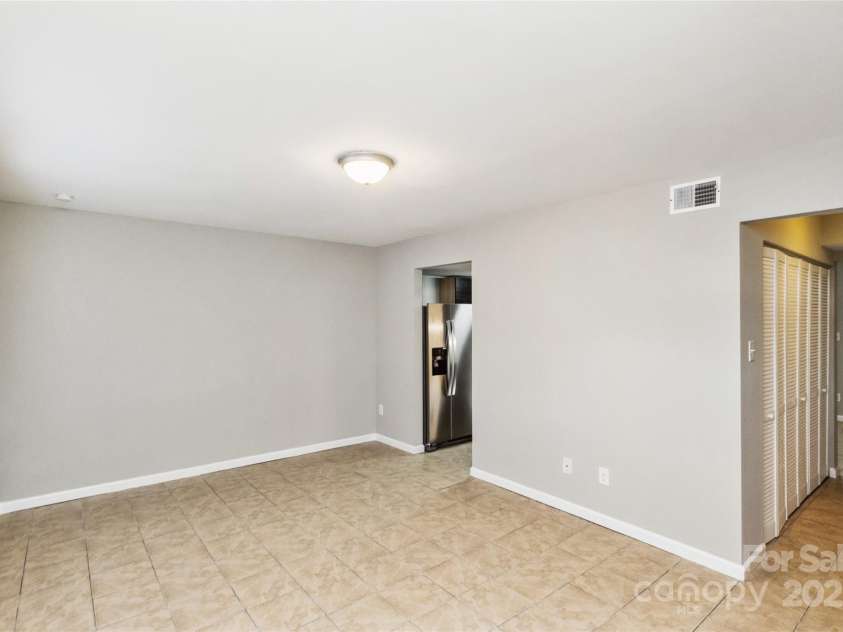 9464 Lexington Circle, Charlotte, NC 28213.  MLS# CAR4260506, YatesRealty ID 14557. Living Room
