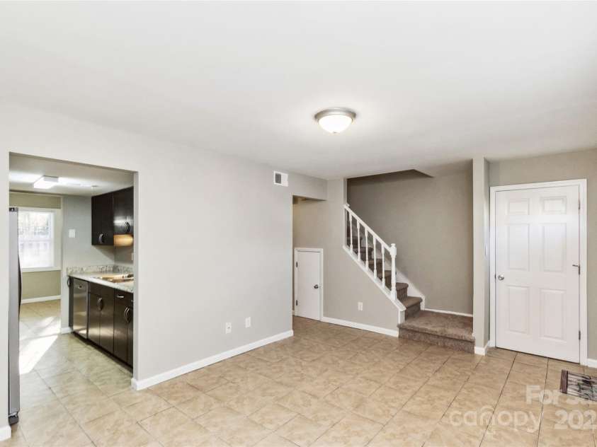 9464 Lexington Circle, Charlotte, NC 28213.  MLS# CAR4260506, YatesRealty ID 14557. Living Room