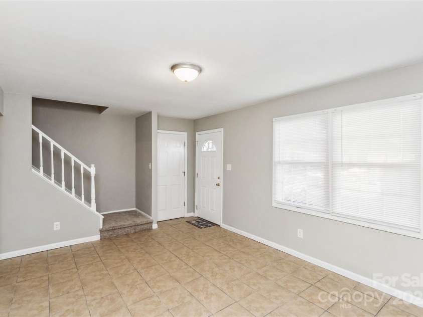 9464 Lexington Circle, Charlotte, NC 28213.  MLS# CAR4260506, YatesRealty ID 14557. Living Room