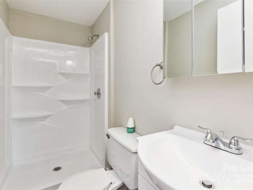 9464 Lexington Circle, Charlotte, NC 28213.  MLS# CAR4260506, YatesRealty ID 14557. Primary Bathroom