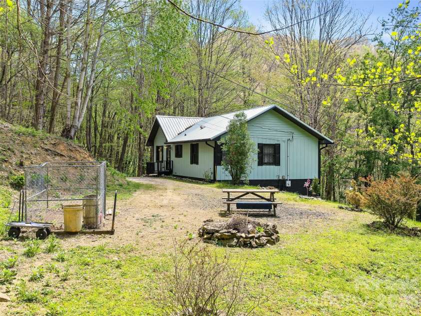 129 Kantagree Drive, Bakersville, NC 28705.  MLS# CAR4372563, YatesRealty ID 14559. 