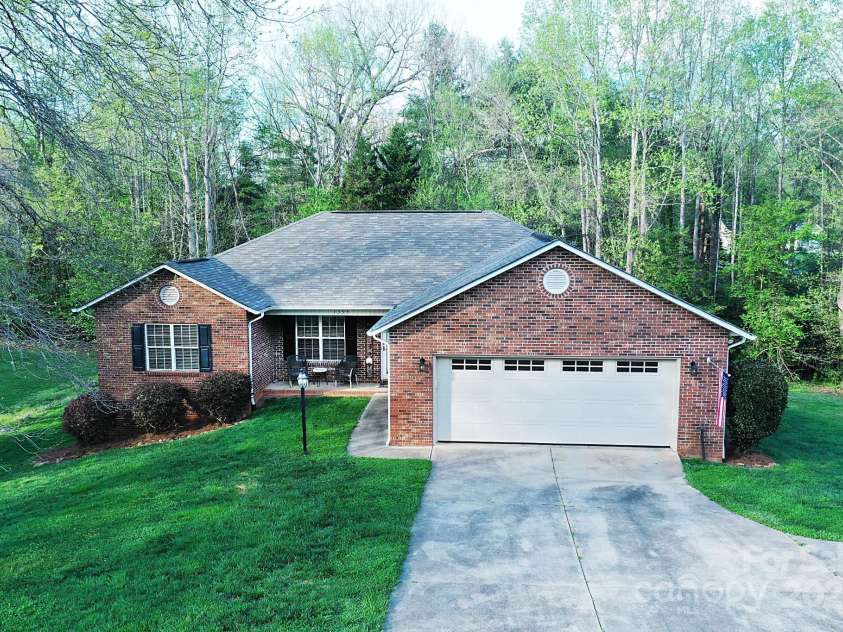 1353 33rd Avenue Drive, Hickory, NC 28601.  MLS# CAR4242268, YatesRealty ID 14564. 