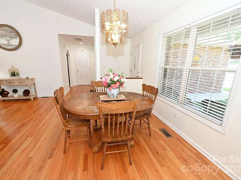 1353 33rd Avenue Drive, Hickory, NC 28601.  MLS# CAR4242268, YatesRealty ID 14564. 