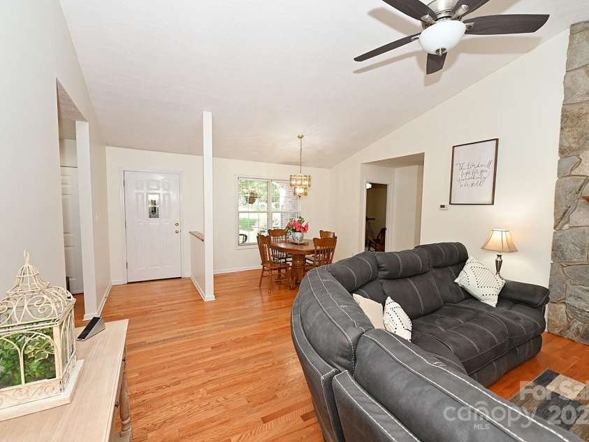 1353 33rd Avenue Drive, Hickory, NC 28601.  MLS# CAR4242268, YatesRealty ID 14564. 