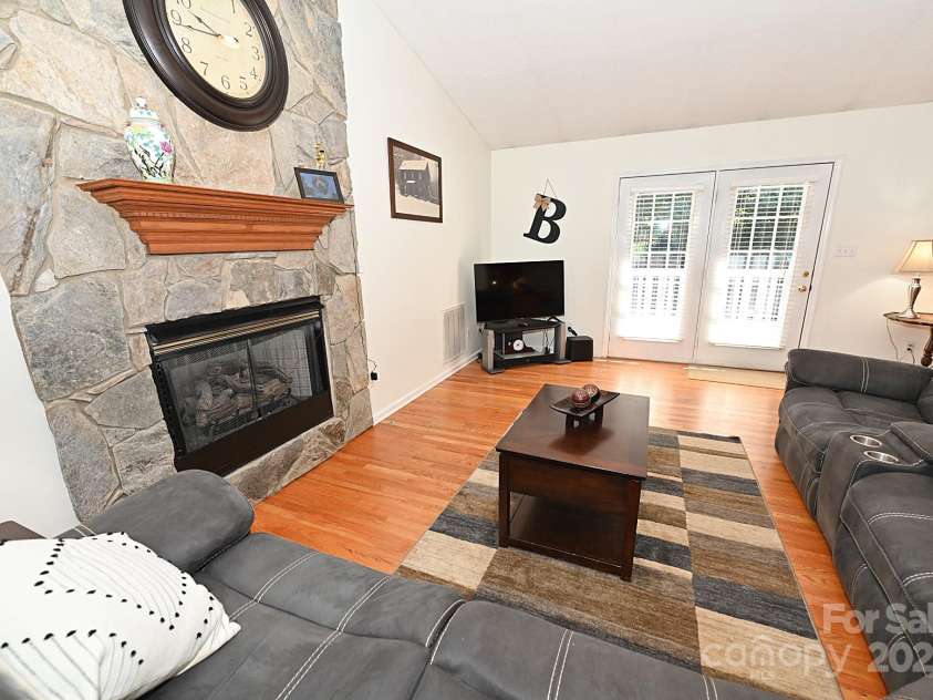 1353 33rd Avenue Drive, Hickory, NC 28601.  MLS# CAR4242268, YatesRealty ID 14564. 