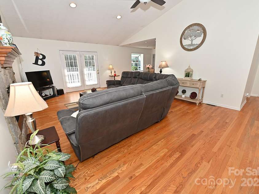 1353 33rd Avenue Drive, Hickory, NC 28601.  MLS# CAR4242268, YatesRealty ID 14564. 