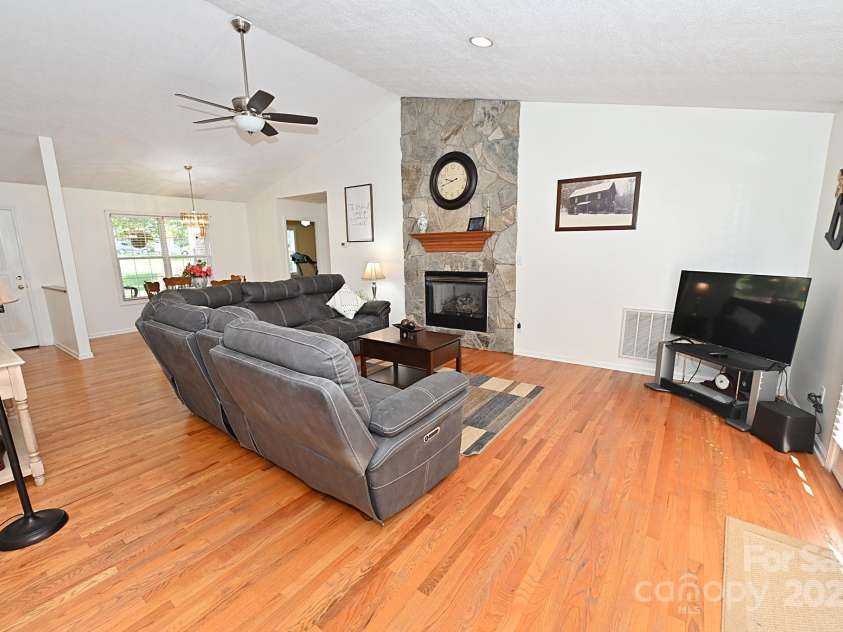 1353 33rd Avenue Drive, Hickory, NC 28601.  MLS# CAR4242268, YatesRealty ID 14564. 