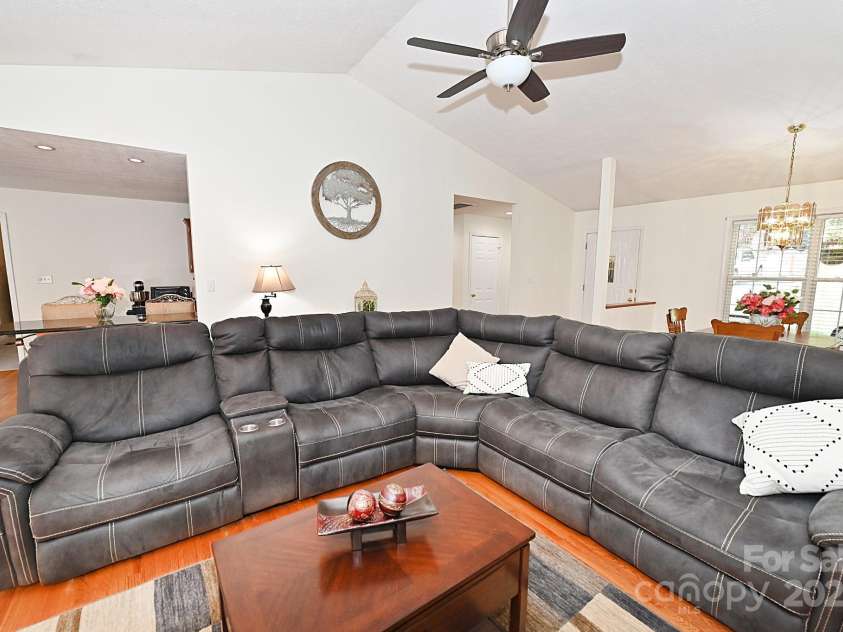 1353 33rd Avenue Drive, Hickory, NC 28601.  MLS# CAR4242268, YatesRealty ID 14564. 