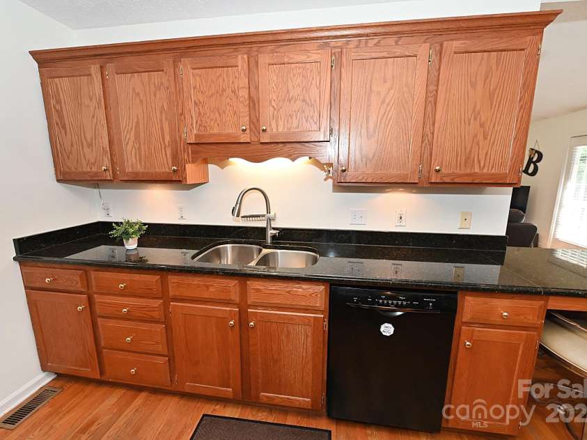 1353 33rd Avenue Drive, Hickory, NC 28601.  MLS# CAR4242268, YatesRealty ID 14564. 