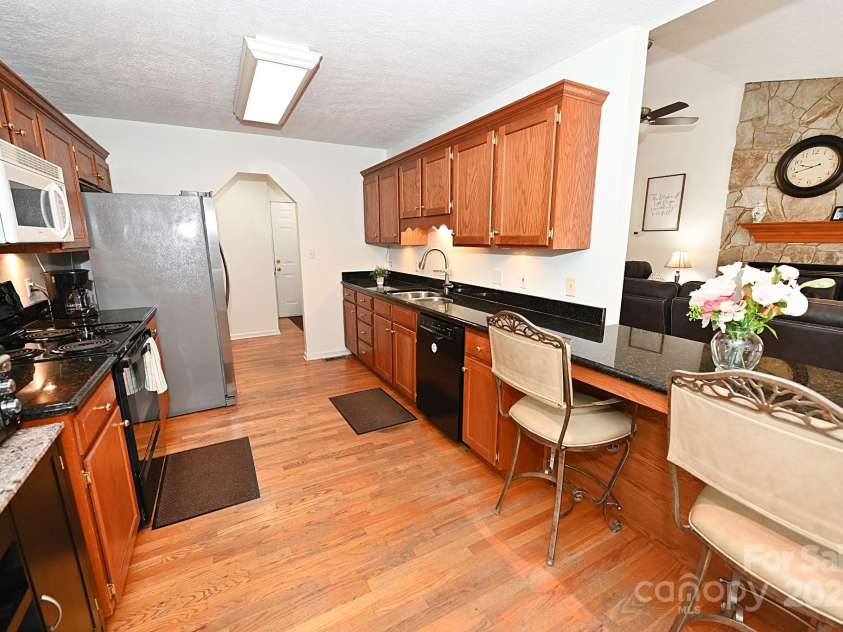 1353 33rd Avenue Drive, Hickory, NC 28601.  MLS# CAR4242268, YatesRealty ID 14564. 