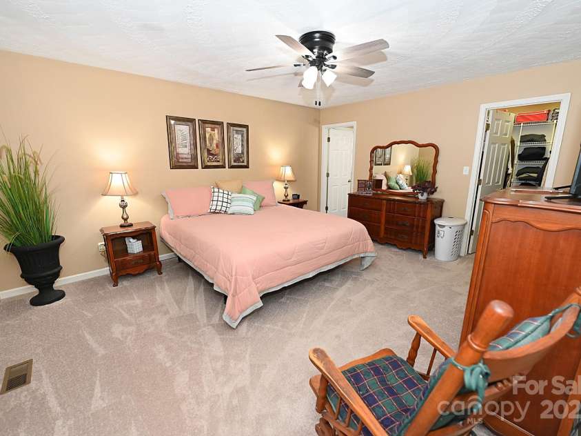 1353 33rd Avenue Drive, Hickory, NC 28601.  MLS# CAR4242268, YatesRealty ID 14564. 