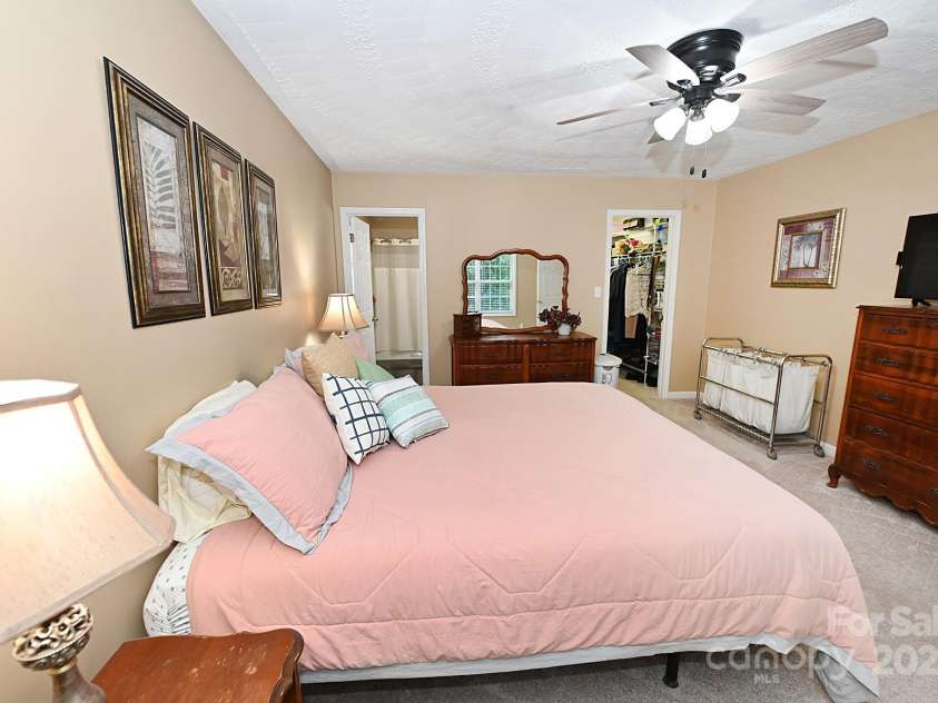 1353 33rd Avenue Drive, Hickory, NC 28601.  MLS# CAR4242268, YatesRealty ID 14564. 