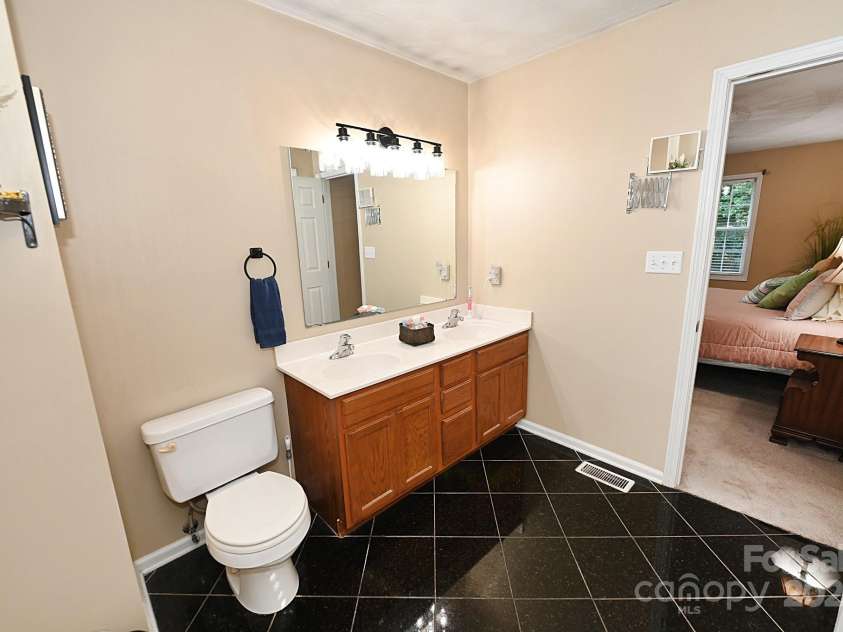 1353 33rd Avenue Drive, Hickory, NC 28601.  MLS# CAR4242268, YatesRealty ID 14564. 