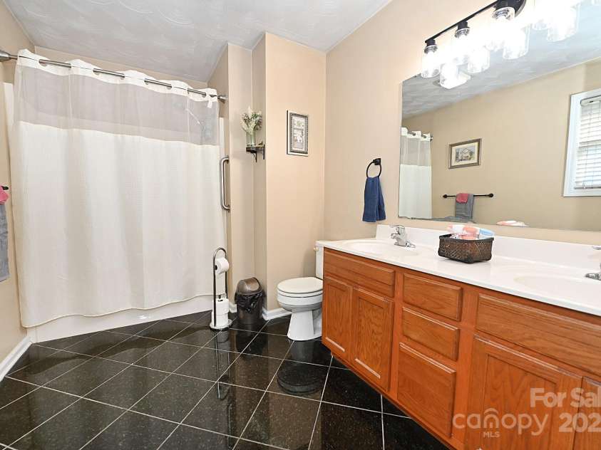 1353 33rd Avenue Drive, Hickory, NC 28601.  MLS# CAR4242268, YatesRealty ID 14564. 