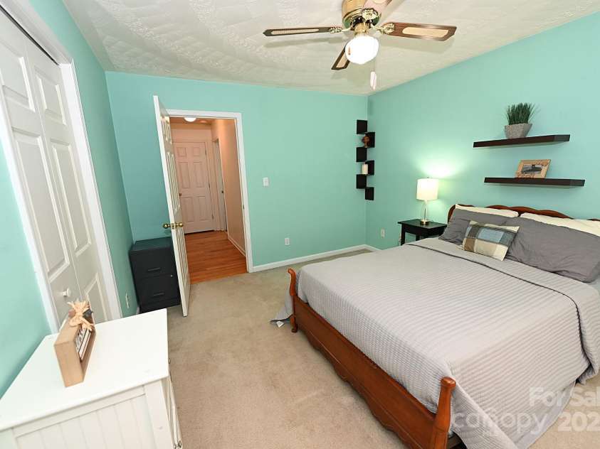 1353 33rd Avenue Drive, Hickory, NC 28601.  MLS# CAR4242268, YatesRealty ID 14564. 