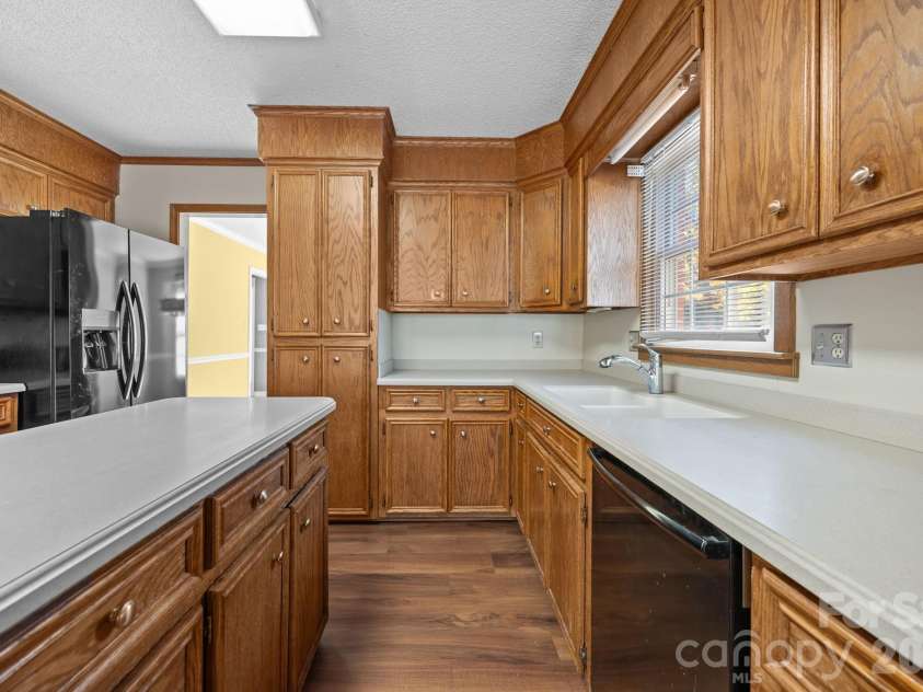 280 Birchridge Drive, Kernersville, NC 27284.  MLS# CAR4373669, YatesRealty ID 14569. 