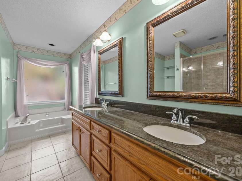 280 Birchridge Drive, Kernersville, NC 27284.  MLS# CAR4373669, YatesRealty ID 14569. 