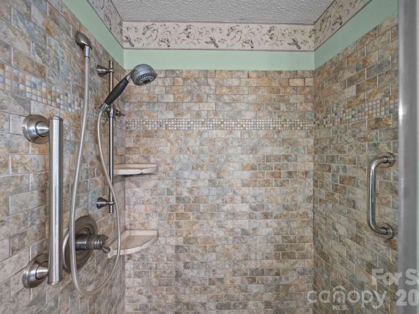 280 Birchridge Drive, Kernersville, NC 27284.  MLS# CAR4373669, YatesRealty ID 14569. 