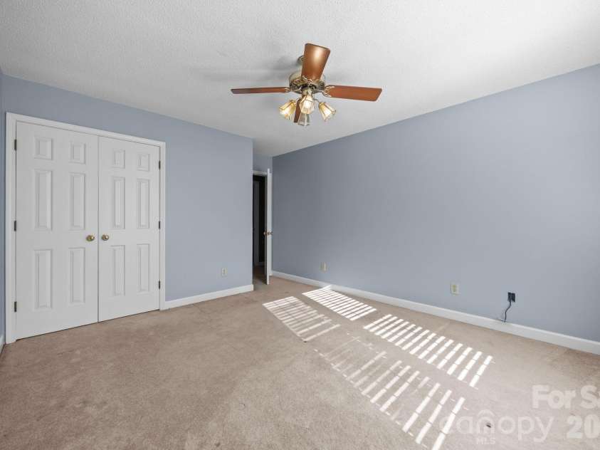 280 Birchridge Drive, Kernersville, NC 27284.  MLS# CAR4373669, YatesRealty ID 14569. 