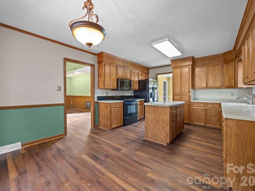 280 Birchridge Drive, Kernersville, NC 27284.  MLS# CAR4373669, YatesRealty ID 14569. 