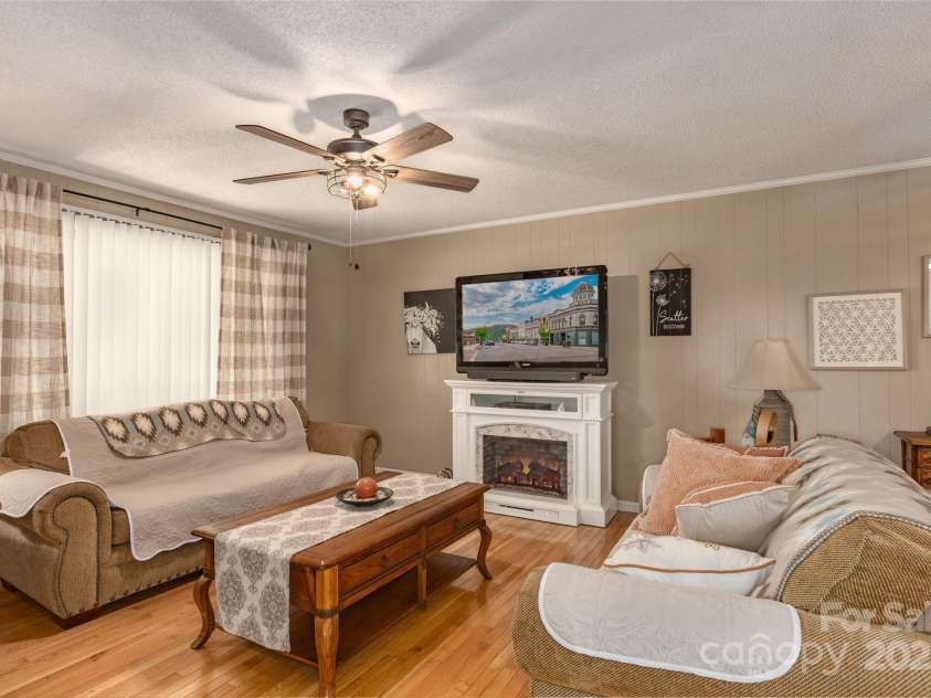 635 Worley Road, Marion, NC 28752.  MLS# CAR4209709, YatesRealty ID 1457. Living Room