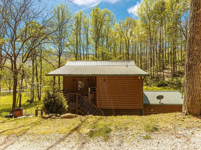 440 Huskey Road, Bryson City, NC 28713.  MLS# CAR4373659, YatesRealty ID 14570. Guesthouse 2 bed 2 Bath
