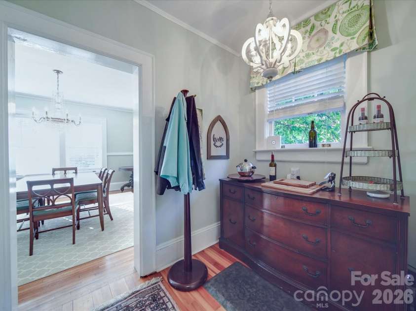 907 Edgewood Circle, Gastonia, NC 28052.  MLS# CAR4373699, YatesRealty ID 14571. Butler's Pantry