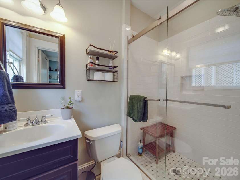 907 Edgewood Circle, Gastonia, NC 28052.  MLS# CAR4373699, YatesRealty ID 14571. Full ensuite Bath