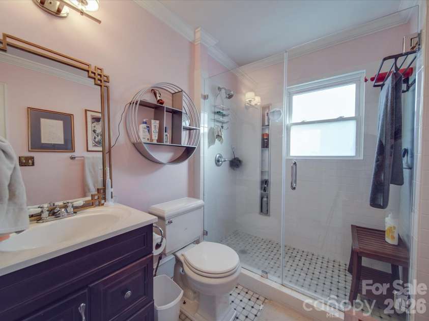 907 Edgewood Circle, Gastonia, NC 28052.  MLS# CAR4373699, YatesRealty ID 14571. Full ensuite Bath